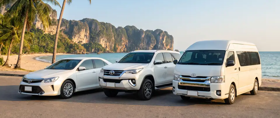 รถเก๋ง SUV และรถตู้ จอดริมถนนเลียบหาดอ่าวนาง