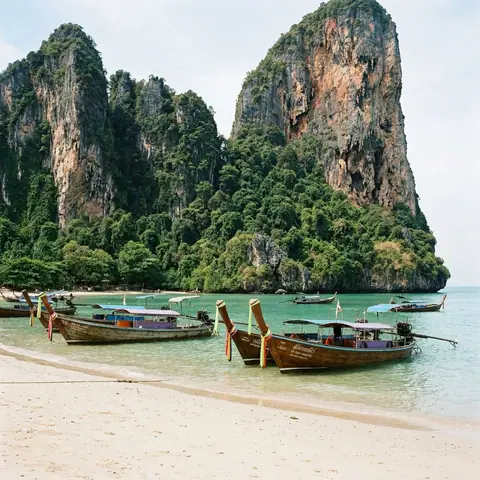 เรือหางยาวที่หาดไร่เลย์ กระบี่